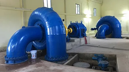 Turbo-alternateur Francis dans la centrale hydroélectrique d'un client
